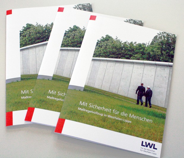 Bild zeigt mehrere Broschüren mit dem Titel "Sicherheit für die Menschen" (Bild: LWL)
