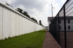 Das Bild zeigt eine hohe Mauer. (Bild: LWL)