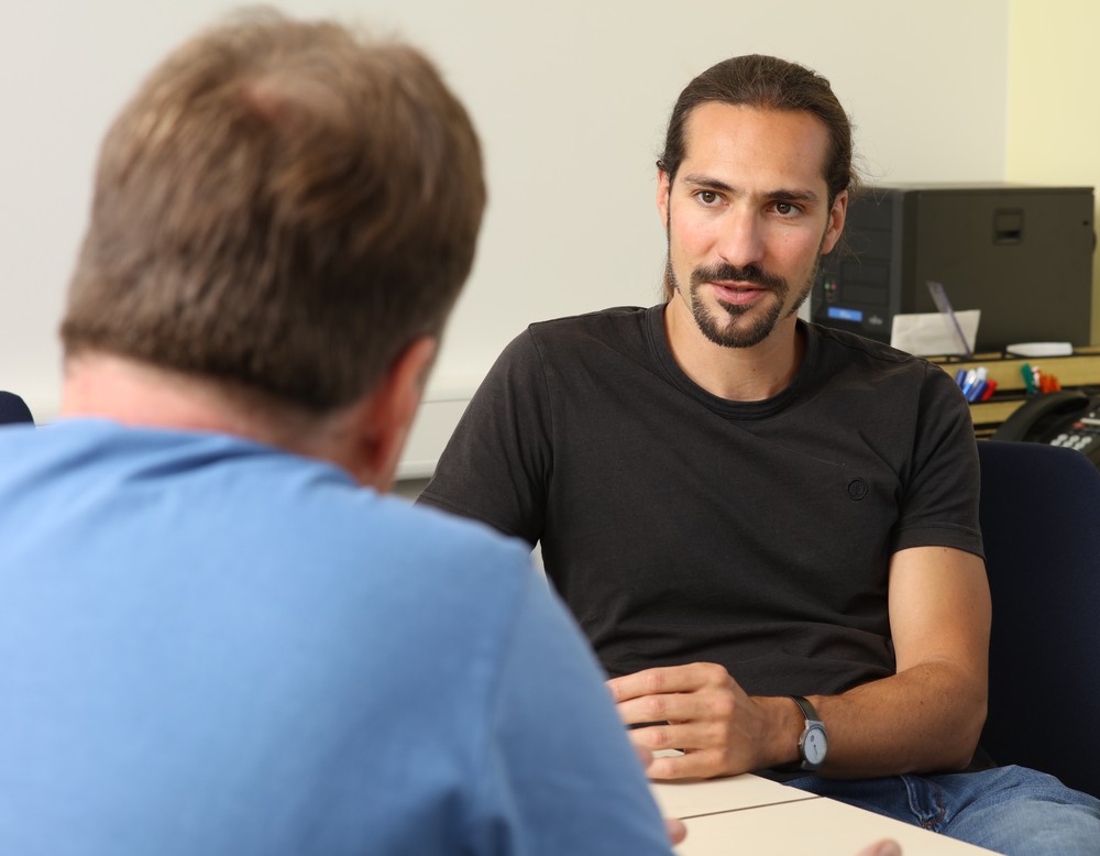 Ein Mann in einem Büro im Gespräch mit einem anderen Mann. (Bild: LWL/Wieland)