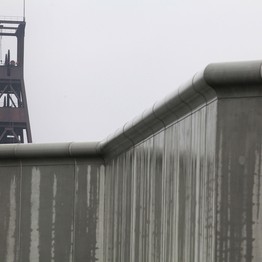 Blick auf die Mauer mit Förderturm im Hintergrund (Bild: LWL/Cord)