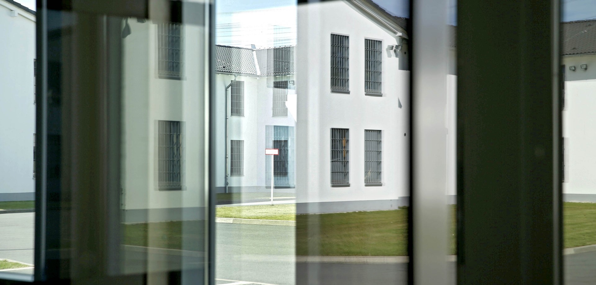 Blick auf Klinikgebäude, gebrochen durch eine Fensterscheibe. (Bild: LWL)