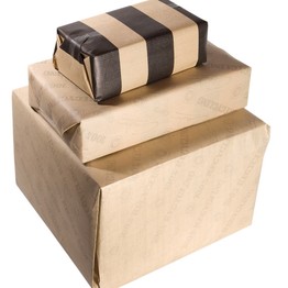 Ein Stapel von drei Paketen in Packpapier (Bild: Pixabay/andreas160578)